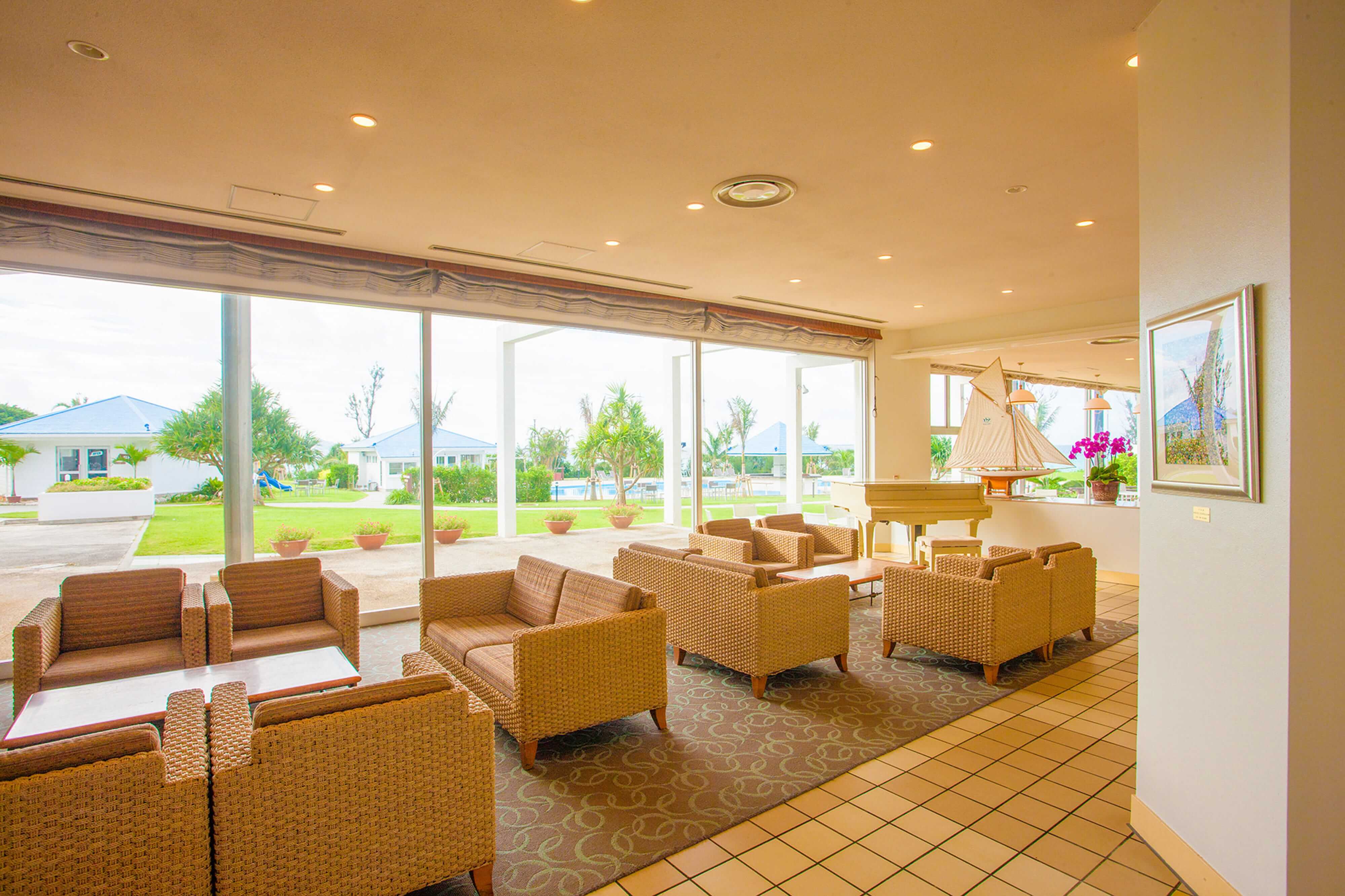 晴れ渡る青い空と青い海の砂浜